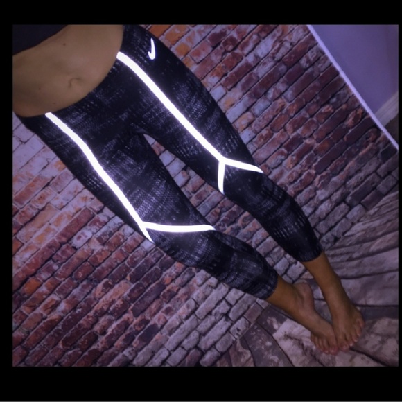 Nike reflector crops - Picture 1 of 1